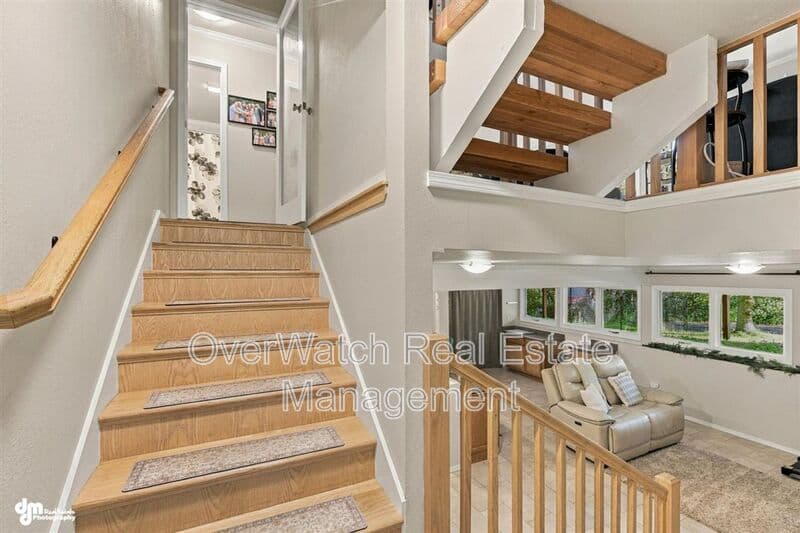 Eagle River House: 10610 High Bluff Dr