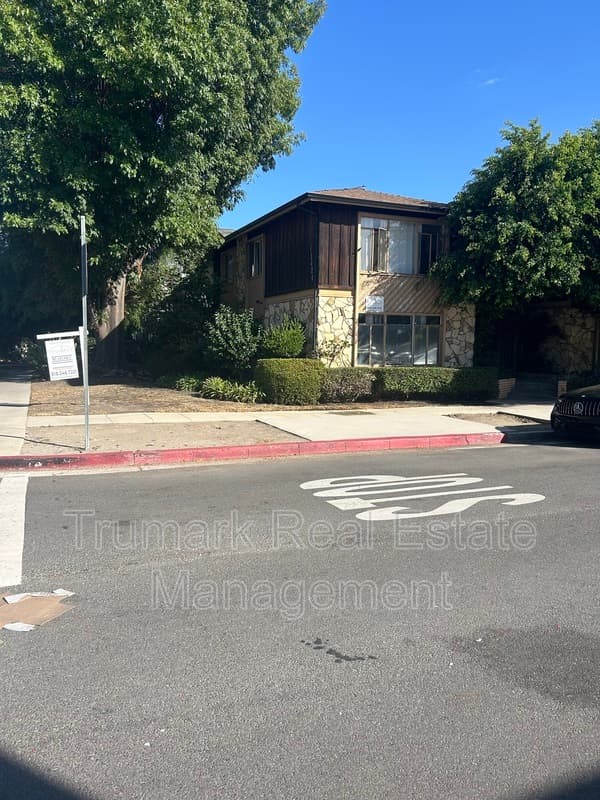 Studio City Condo: 12426 Moorpark St