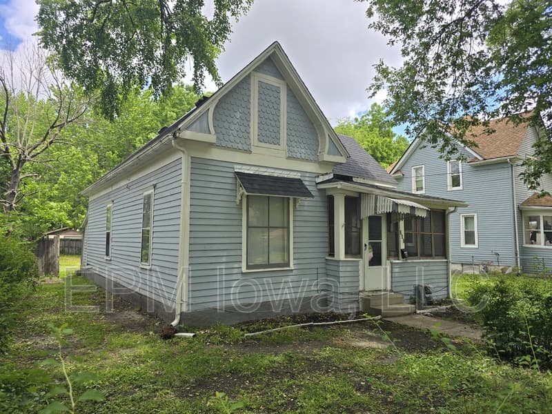 Waterloo House: 232 Center Street