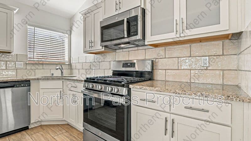 El Paso House: 15153 Composition
