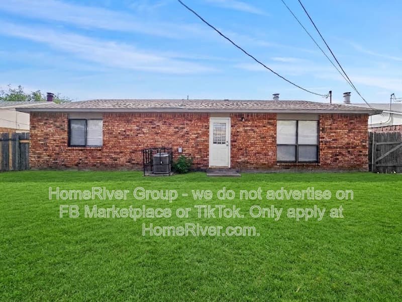North Richland Hills House: 6905 Mid Cities Blvd