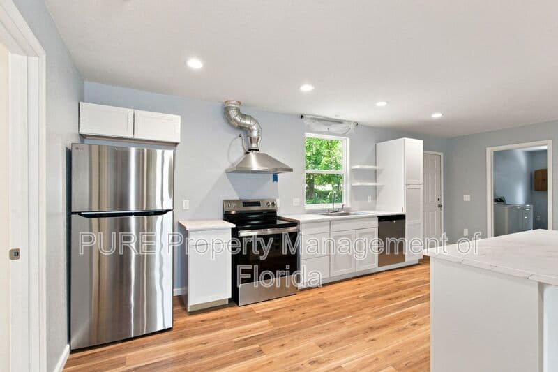 Williston House: 11330 NE 66th Lane