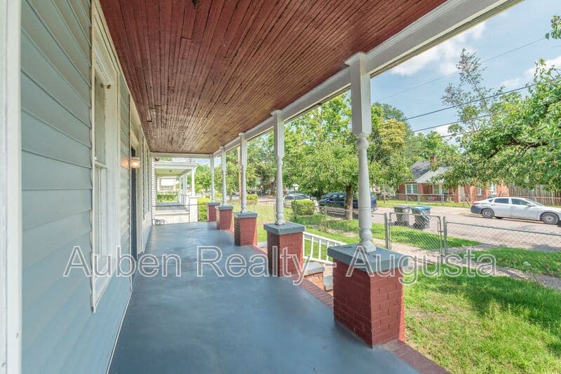 Augusta House: 2024 Clark St