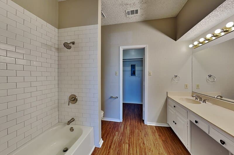 Rowlett House: 6206 Alissa Dr