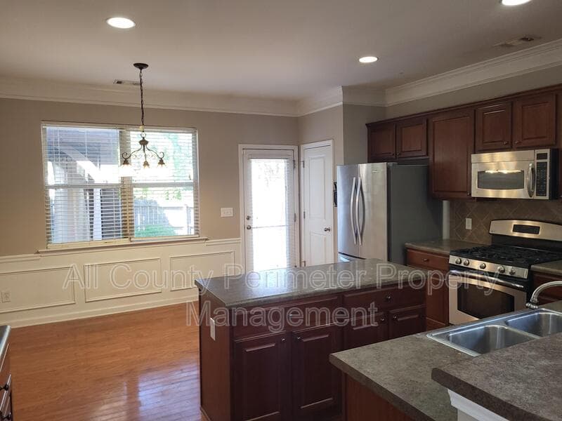 Acworth House: 915 Silver Lake Dr