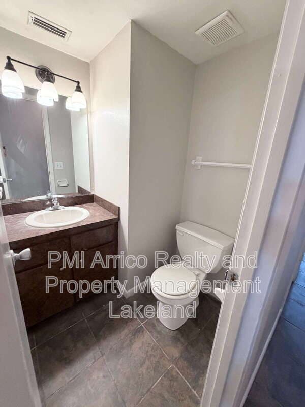 Lakeland House: 3584 Raintree Cir