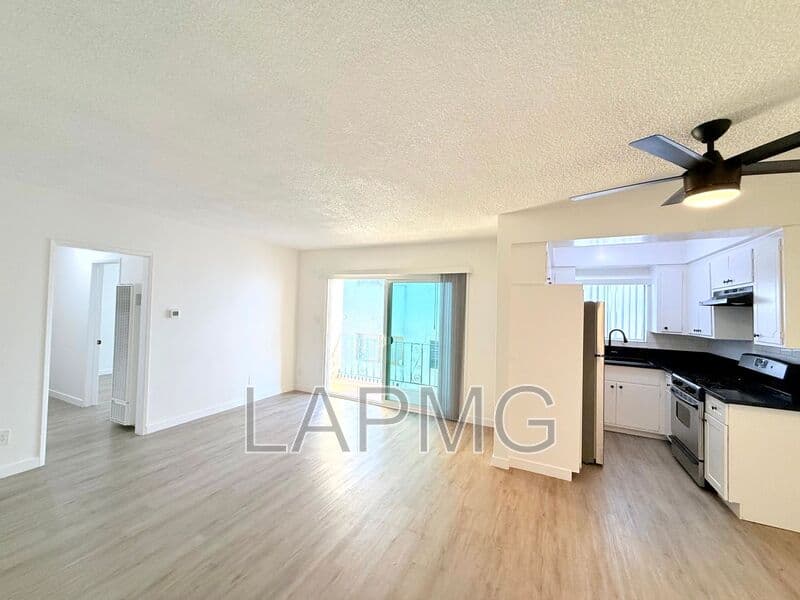 Los Angeles House: 1426 South Point View