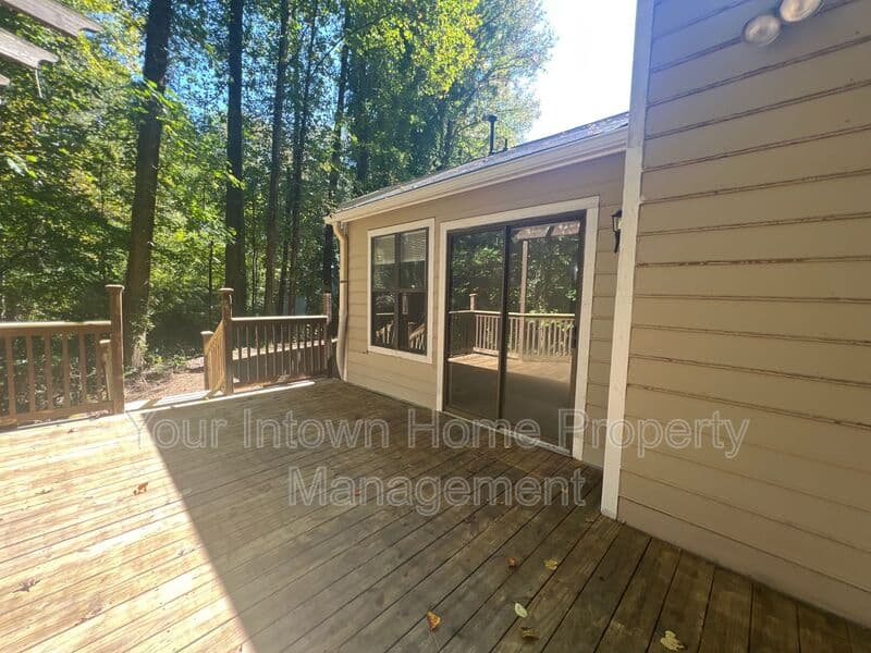 Kennesaw House: 3352 Hogan Dr.