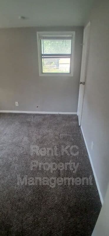 Independence House: 412 N Cochise Dr