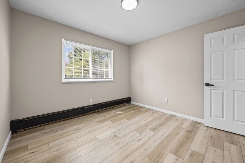 Bloomfield Apartment: 35 oakmount Avenue