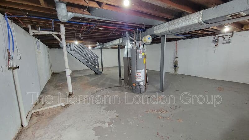 St Louis House: 227 Meadowcrest Dr