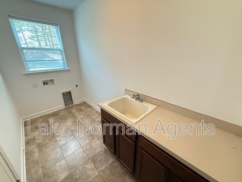 Mooresville House: 111 Edenton Lane