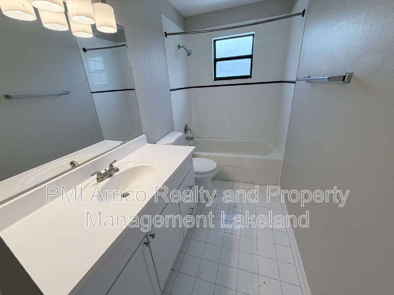 Lakeland House: 3584 Raintree Cir