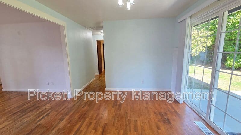 Port Orchard House: 2977 Hoover Ave SE