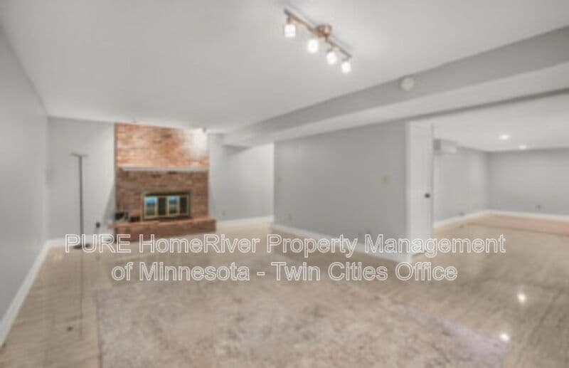 Edina House: 7420 Hyde Park Cir