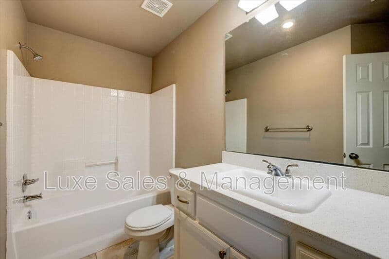 Moore House: 799 SW 14th St