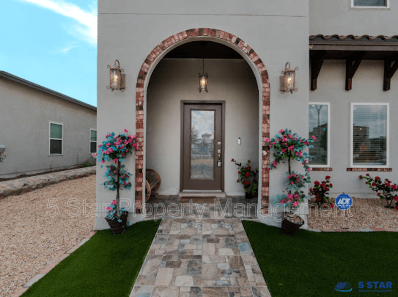 El Paso House: 2233 Mike Price Dr