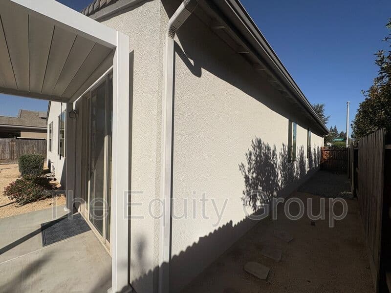 Visalia House: 3215 S Meadowbrook St