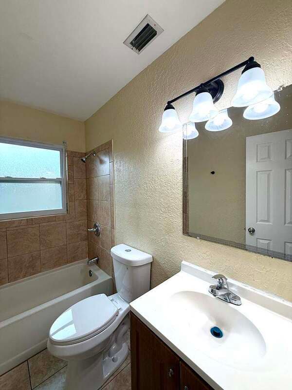 Fort Myers House: 2985 Saint Charles Street