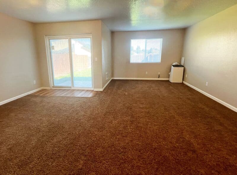 Springfield Townhome: 782 North Cloverleaf Loop