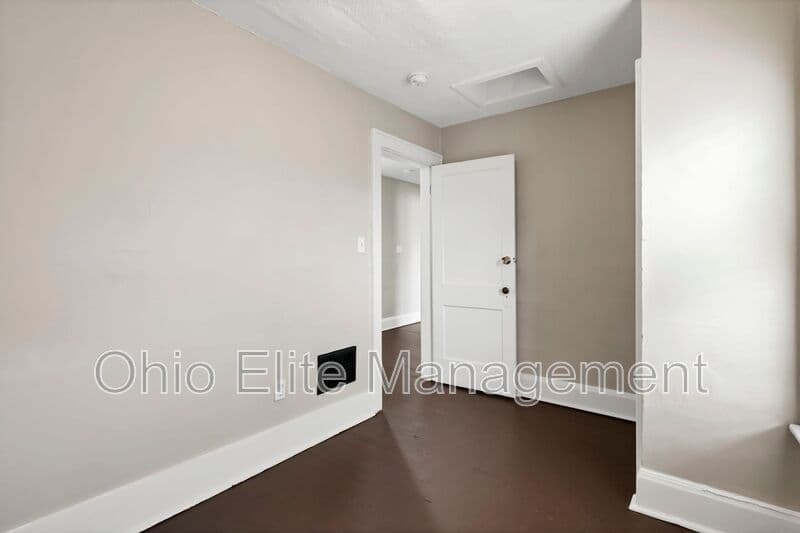 Columbus House: 2709 Sullivant Ave