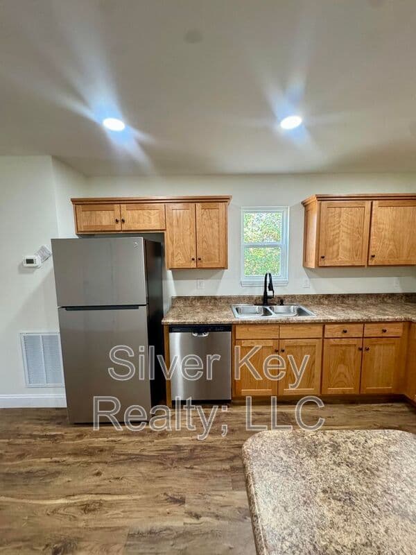 Athens Townhome: 320 Million Street