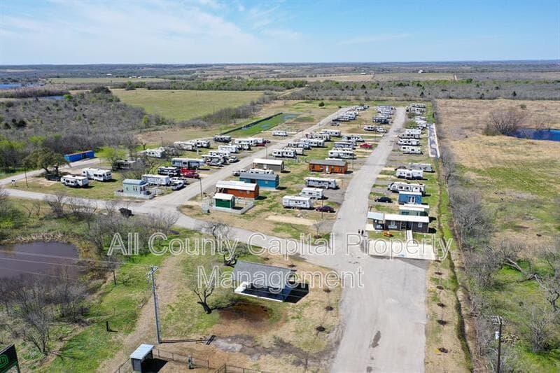 Lockhart House: 4889 North Hwy #183