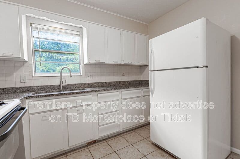 Merriam Townhome: 8722 W 70th St