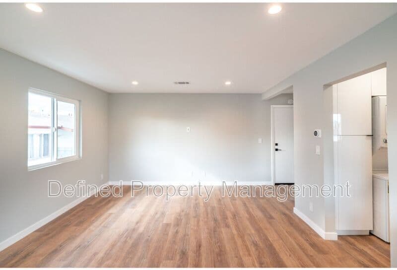 Los Angeles Condo: 5847 Willoughby Avenue