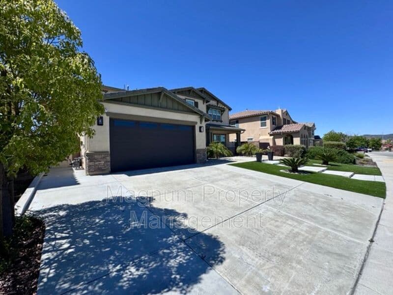 Murrieta House: 30197 Slate St