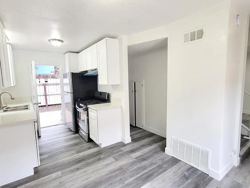 Escondido Townhome: 1060 E Washington Ave