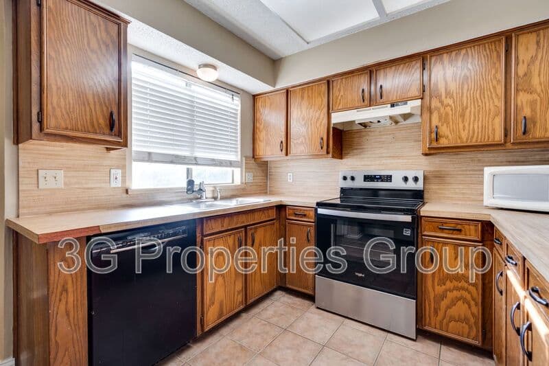 Lewisville House: 613 Hunters Glen St