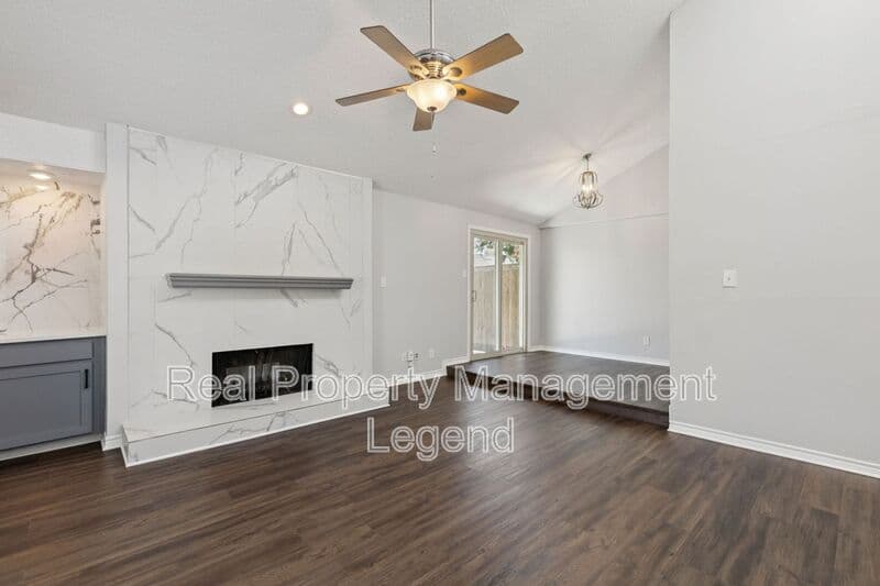 Dallas House: 6646 E Lovers Lane