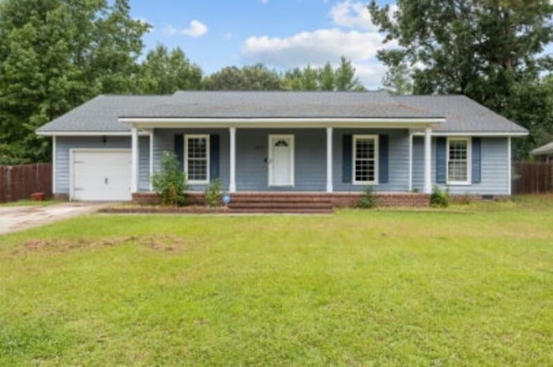 Fayetteville House: 810 Whispering Pines Road