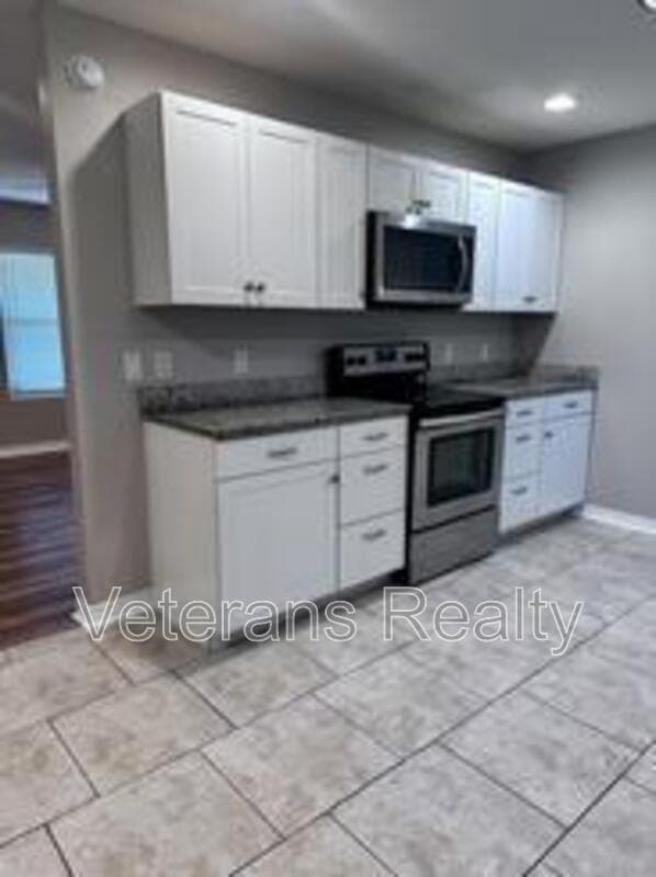 Long Beach House: 113 Alverado Dr