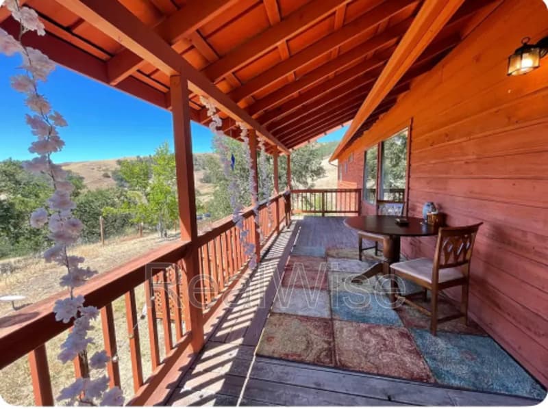 Roseburg House: 539 Hatfield Dr