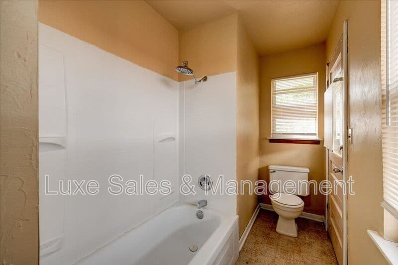 Midwest City House: 116 W. Rose Drive