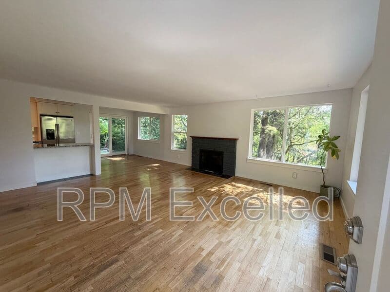Kent House: 24625 148th Ave SE