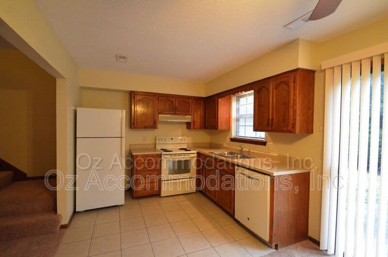 Lee's Summit Townhome: 313 NE Timbercreek Dr.