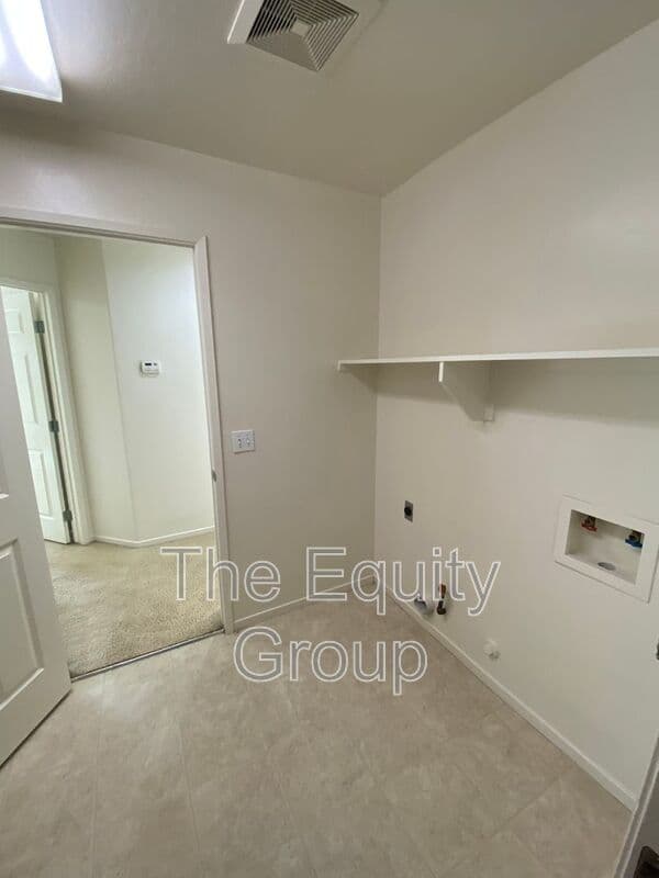 Visalia House: 1025 West Reese Ct