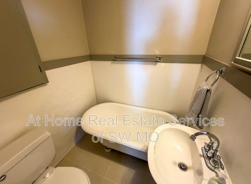 Springfield Condo: 839 S Broadway Ave