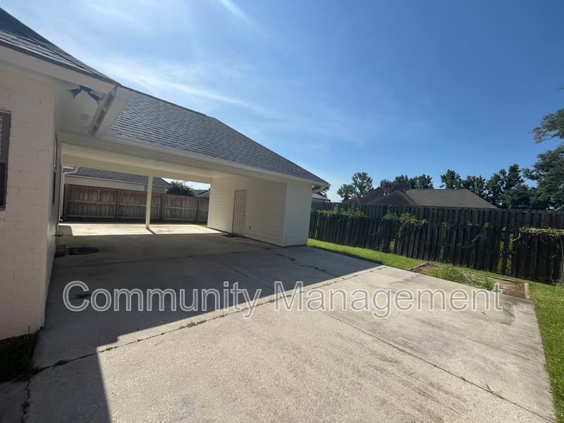 Gonzales House: 40357 Creekway Cove Ct