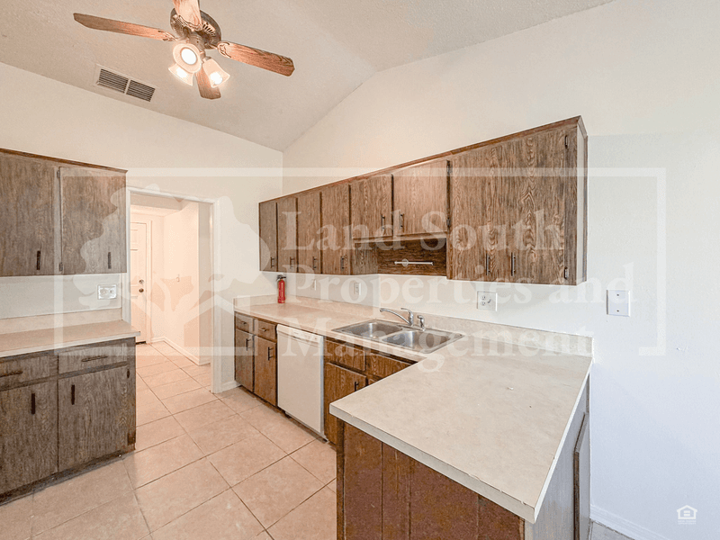 Lakeland House: 5011 Woodgreen Lane