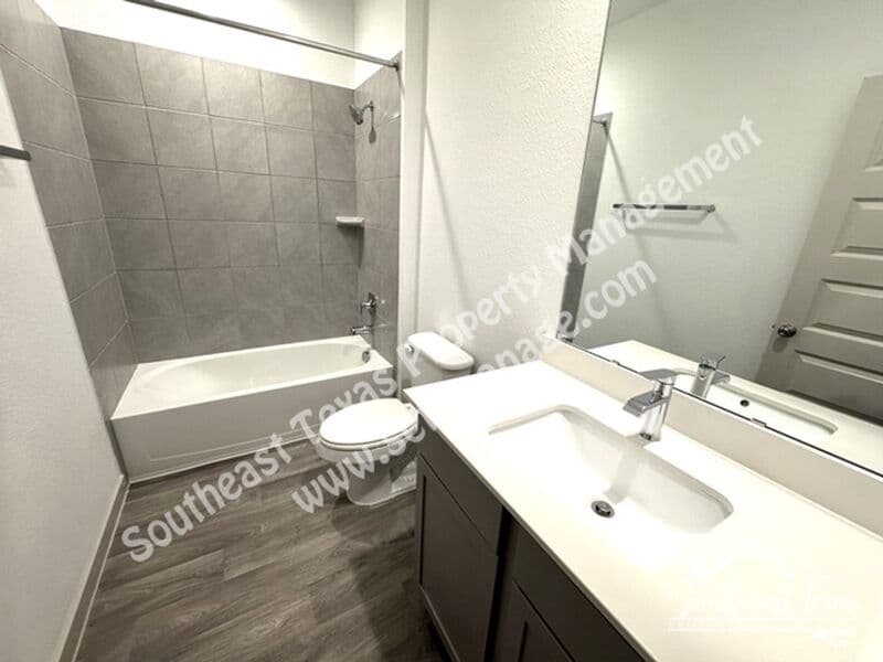 Anahuac House: 111 Lakeway Circle