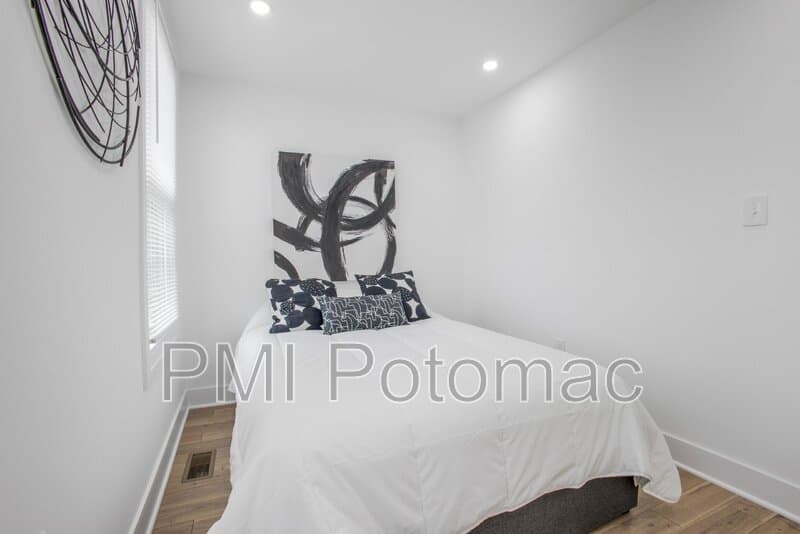 Washington Townhome: 702 19th St NE