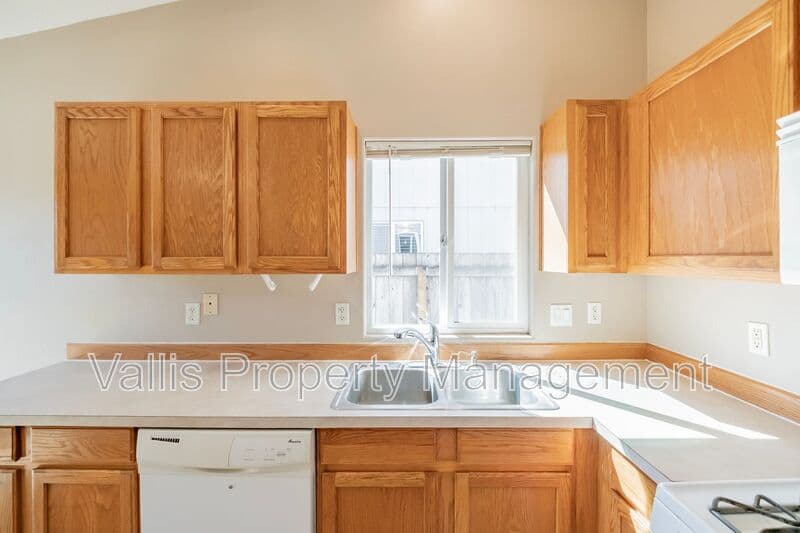 Albany House: 3234 23rd Avenue Southeast