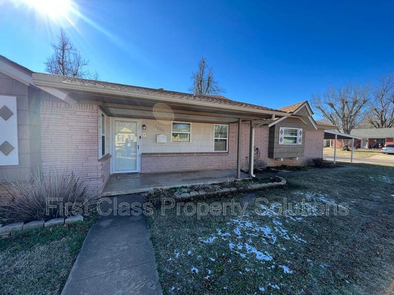 Del City House: 3200 Del Rancho Rd