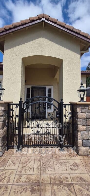 Dixon House: 2080 Mariposa Drive