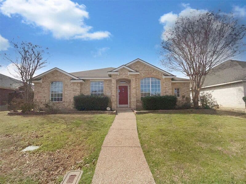 Lewisville House: 1216 Longhorn Dr