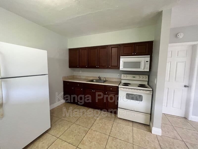 Lake Worth Condo: 4820 Maine St